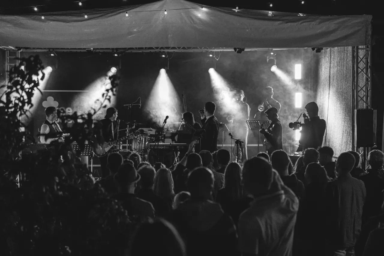 Konzertatmosphäre und Lichtshow der Treehouse Band
