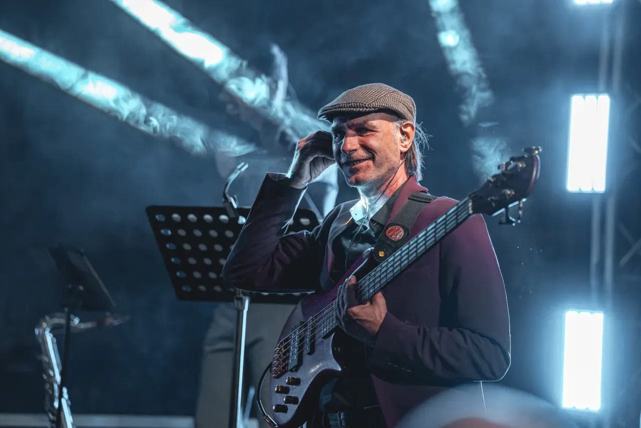 Bühnenlicht beim Konzert der Treehouse Band